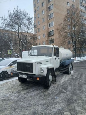 Автоцистерна размещена около дома быта по ул. Карбышева д.19А