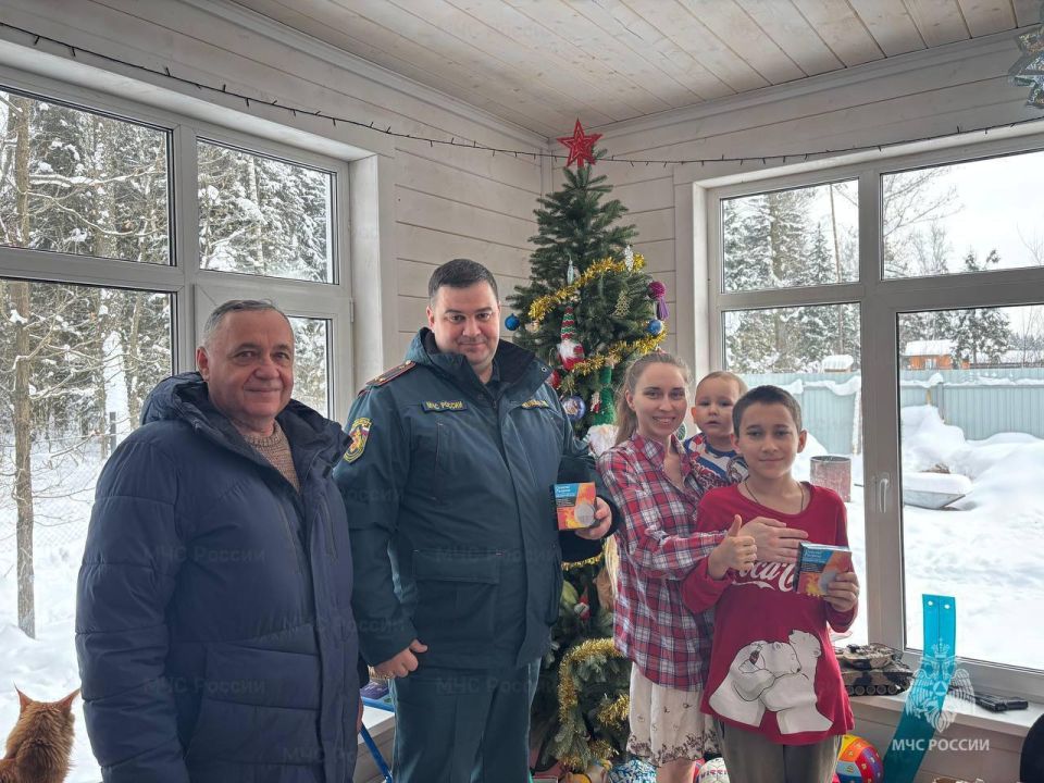 Многодетной семье в Лосино-Петровском установили пожарные извещатели