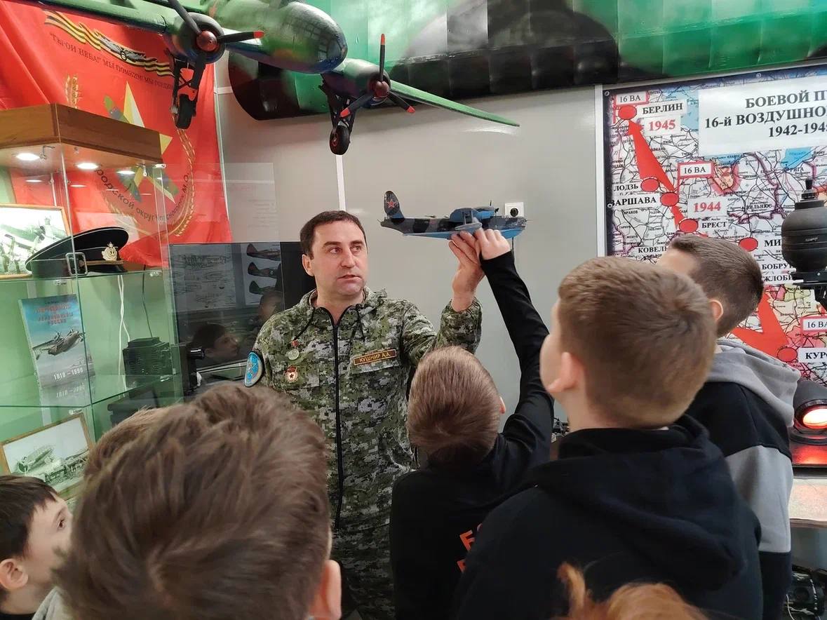 В Образовательном центре «Лидер» для детей участников СВО из городского округа Красногорск волонтерская группа «Берегини СВО Красногорск» организовала экскурсию в музей «Герои неба» В Образовательном центре «Лидер» для детей участников СВО из городского округа Красногорск волонтерская группа «Берегини СВО Красногорск» организовала экскурсию в музей «Герои неба»