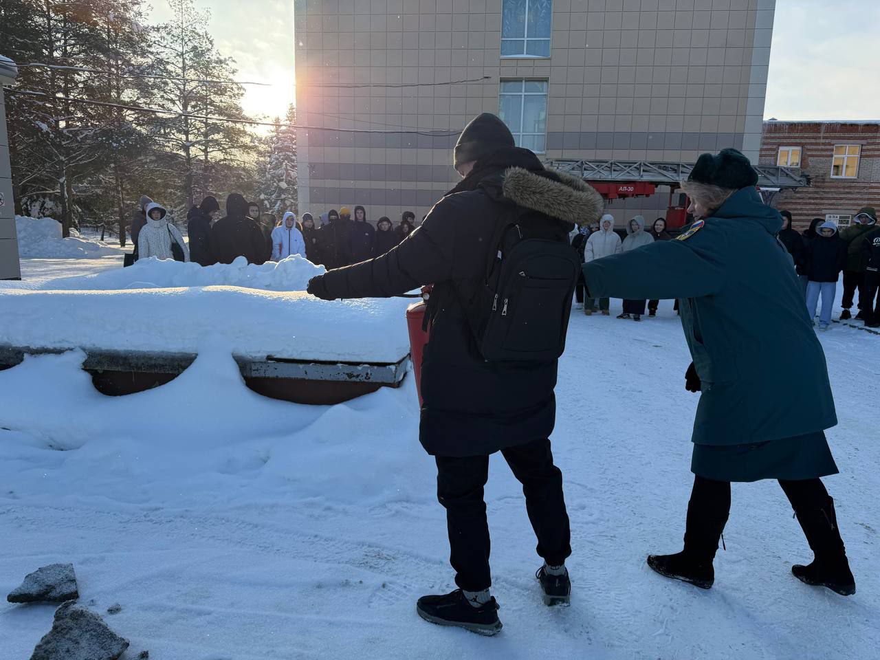 #НетПожарамРаменское. Инспекторы пожарного надзора совместно с сотрудниками ПСЧ-262 ТУ 8 "Мособлпожспас" организовали увлекательное мероприятие по повышению уровня пожарной грамотности студентов Гжельского государственного... #НетПожарамРаменское. Инспекторы пожарного надзора совместно с сотрудниками ПСЧ-262 ТУ 8 "Мособлпожспас" организовали увлекательное мероприятие по повышению уровня пожарной грамотности студентов Гжельского государственного...