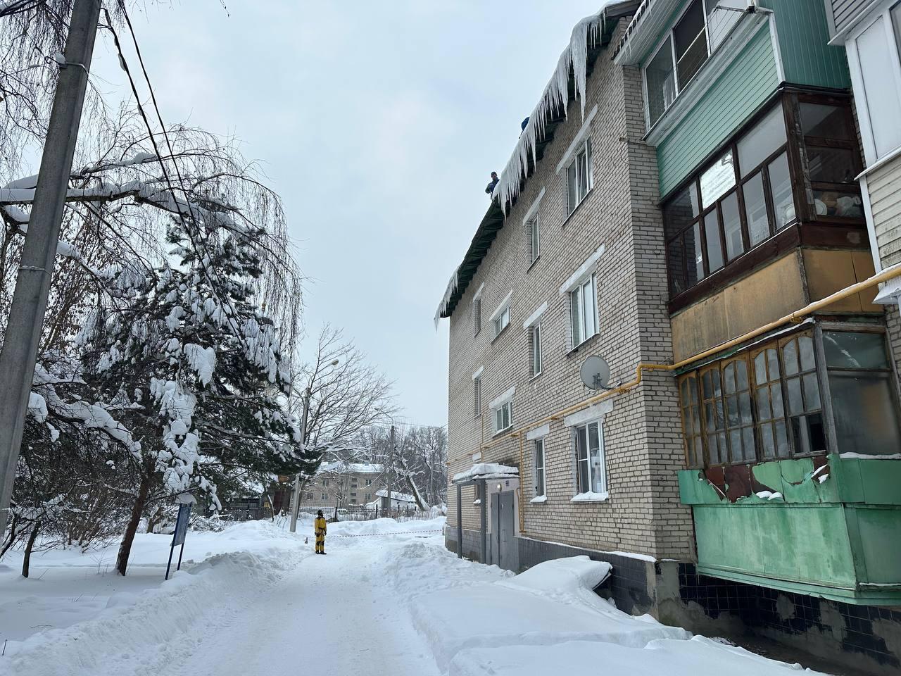 В Домодедово промышленные альпинисты очищают крыши домов от наледи В Домодедово промышленные альпинисты очищают крыши домов от наледи