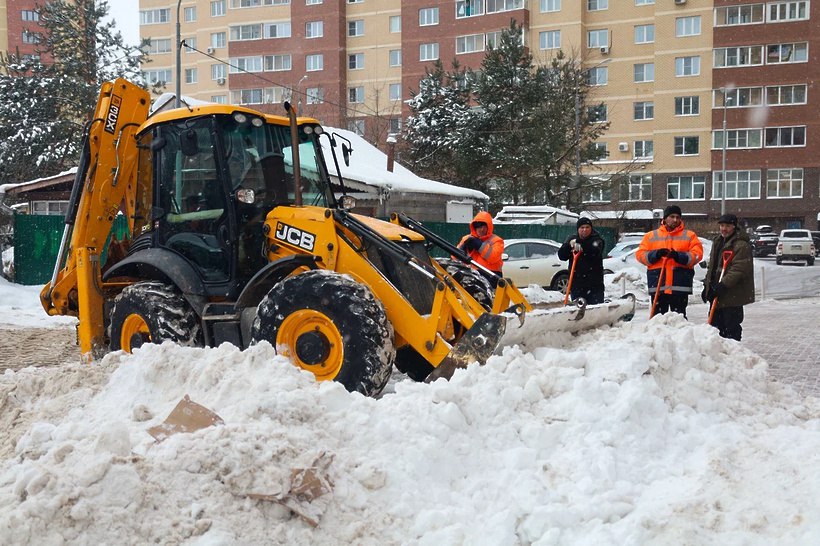 Продолжается плановая расчистка дворов от снега Продолжается плановая расчистка дворов от снега