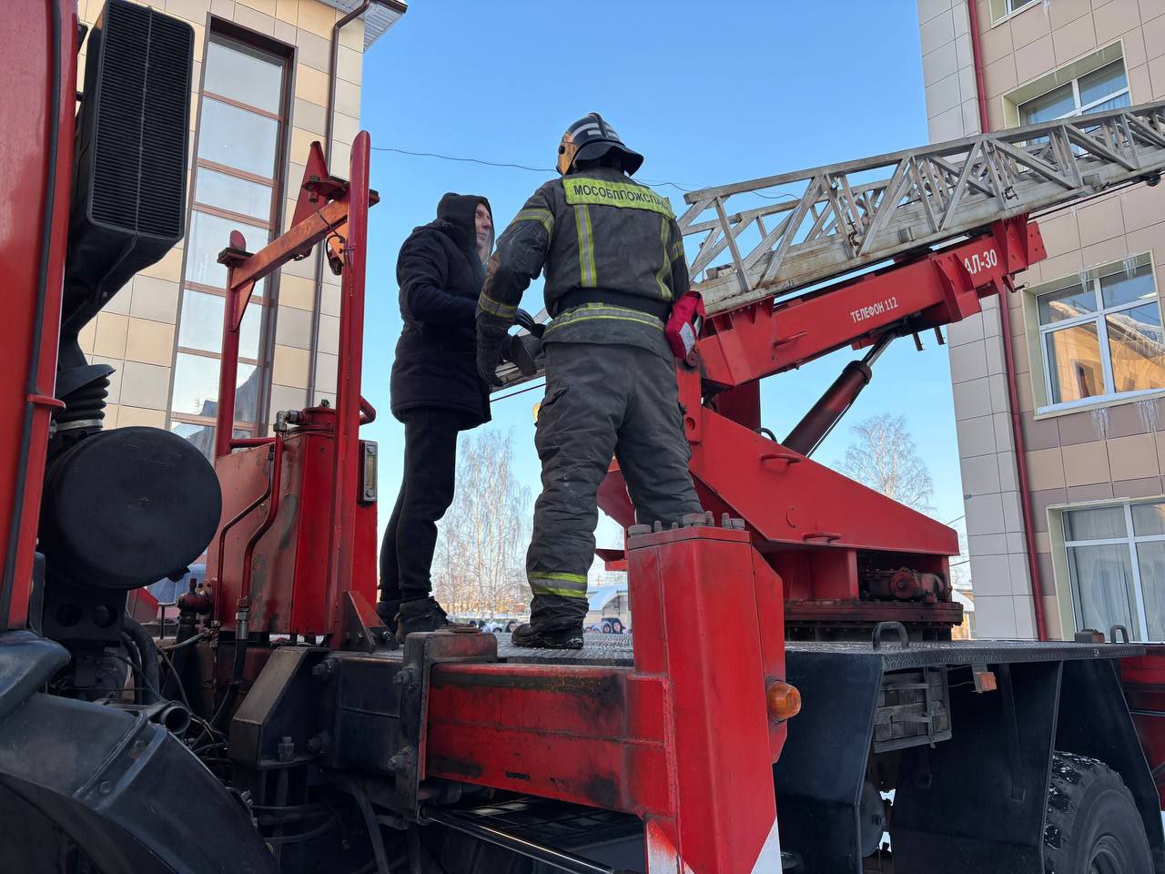 #НетПожарамРаменское. Инспекторы пожарного надзора совместно с сотрудниками ПСЧ-262 ТУ 8 "Мособлпожспас" организовали увлекательное мероприятие по повышению уровня пожарной грамотности студентов Гжельского государственного... #НетПожарамРаменское. Инспекторы пожарного надзора совместно с сотрудниками ПСЧ-262 ТУ 8 "Мособлпожспас" организовали увлекательное мероприятие по повышению уровня пожарной грамотности студентов Гжельского государственного...