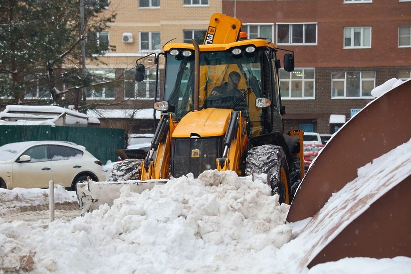 Продолжается плановая расчистка дворов от снега Продолжается плановая расчистка дворов от снега