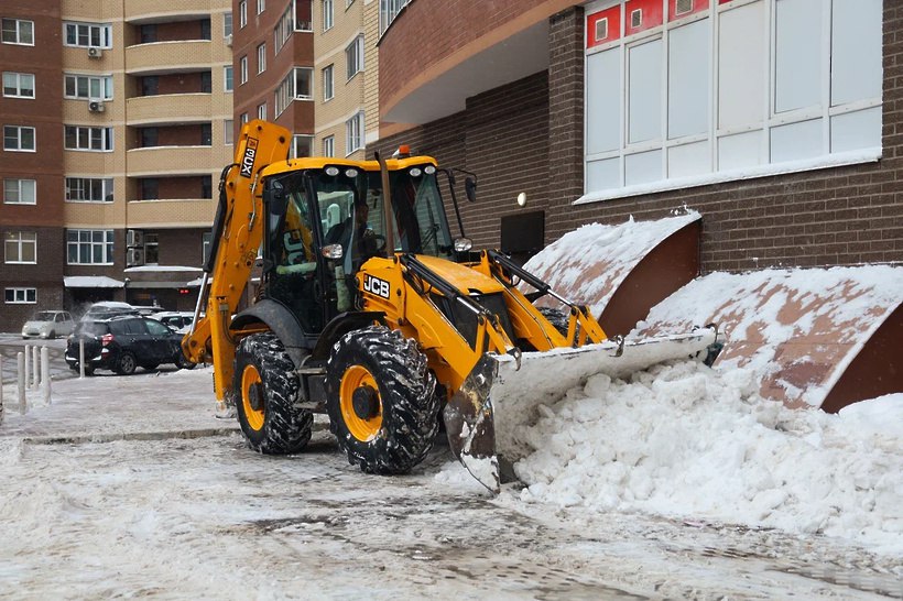 Продолжается плановая расчистка дворов от снега Продолжается плановая расчистка дворов от снега