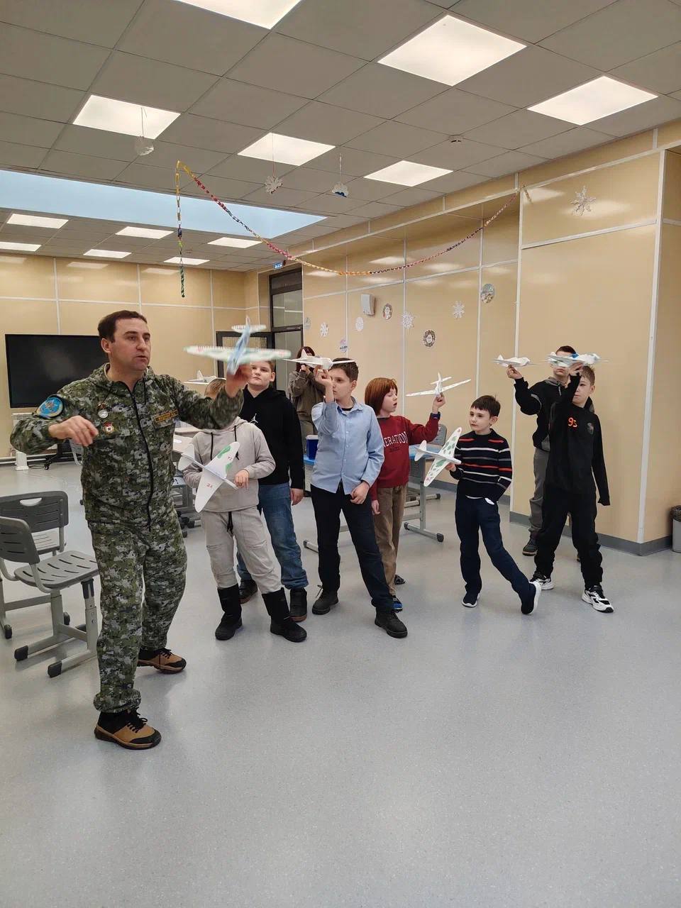 В Образовательном центре «Лидер» для детей участников СВО из городского округа Красногорск волонтерская группа «Берегини СВО Красногорск» организовала экскурсию в музей «Герои неба» В Образовательном центре «Лидер» для детей участников СВО из городского округа Красногорск волонтерская группа «Берегини СВО Красногорск» организовала экскурсию в музей «Герои неба»