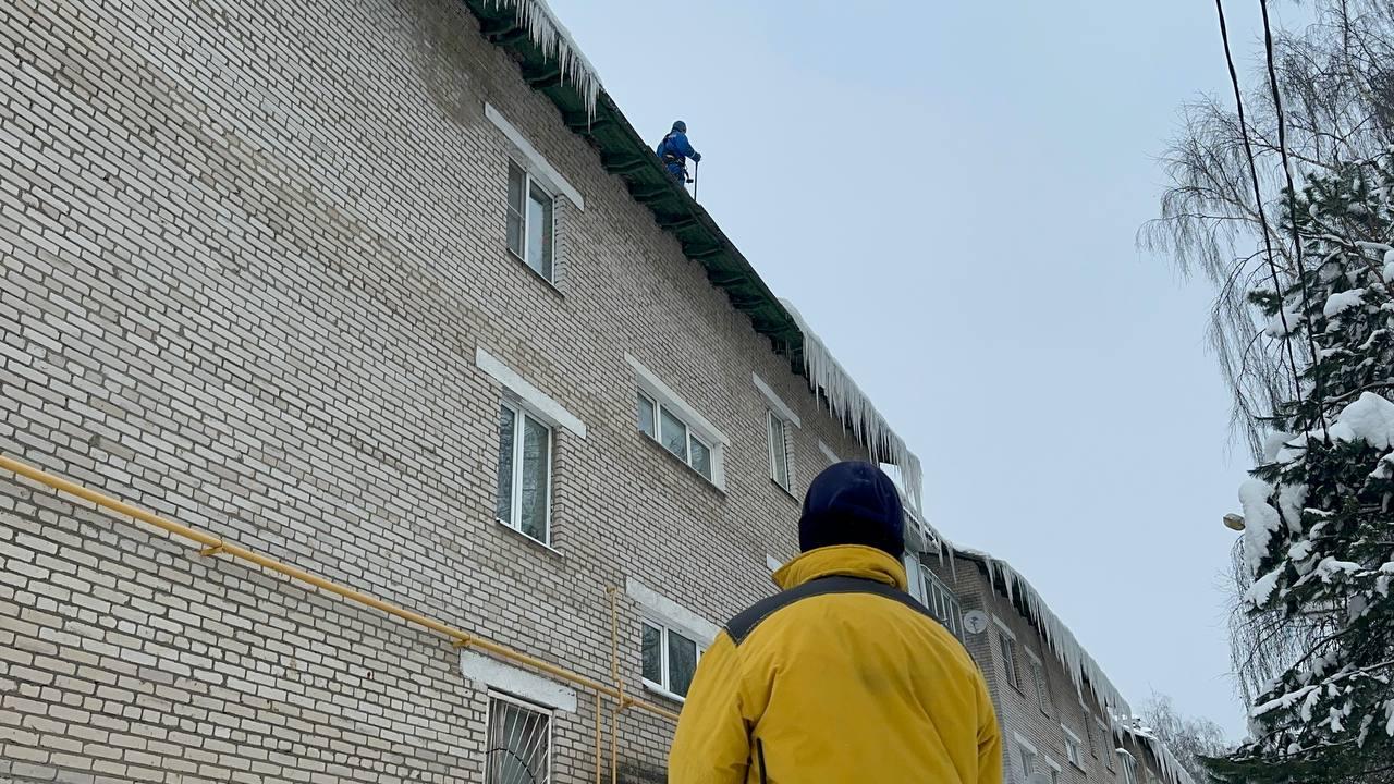 В Домодедово промышленные альпинисты очищают крыши домов от наледи В Домодедово промышленные альпинисты очищают крыши домов от наледи