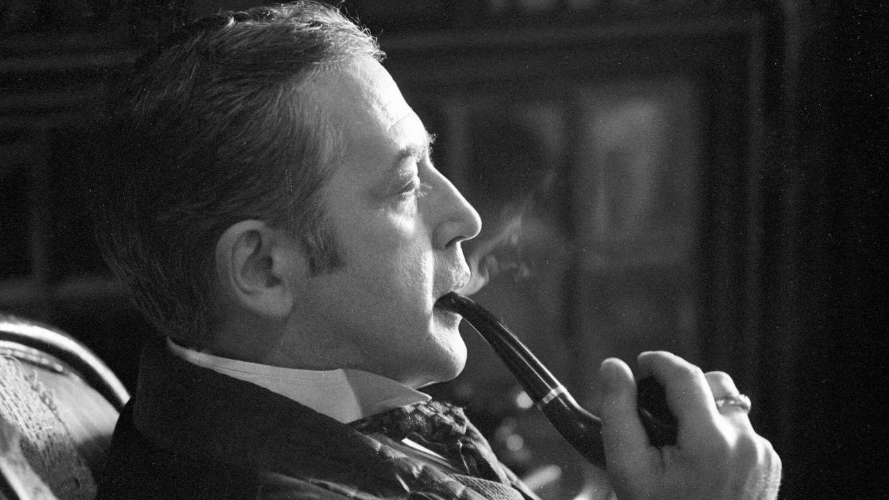 Олег Царёв: Однажды плотник, который строил моему отцу домик в Подмосковье, герой трёх войн, сказал мне фразу, как зарок: «Вася, живи вместе с жизнью, не спеши – беду догонишь. И не отставай – беда догонит»