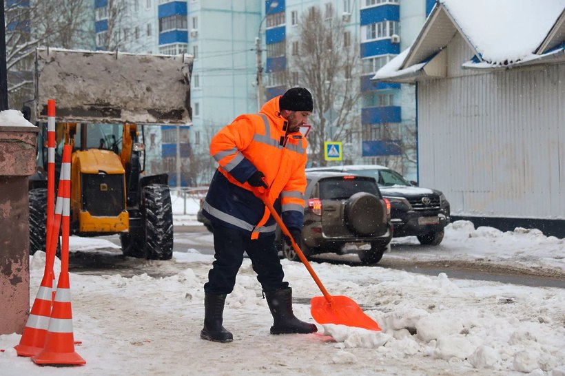 Продолжается плановая расчистка дворов от снега Продолжается плановая расчистка дворов от снега