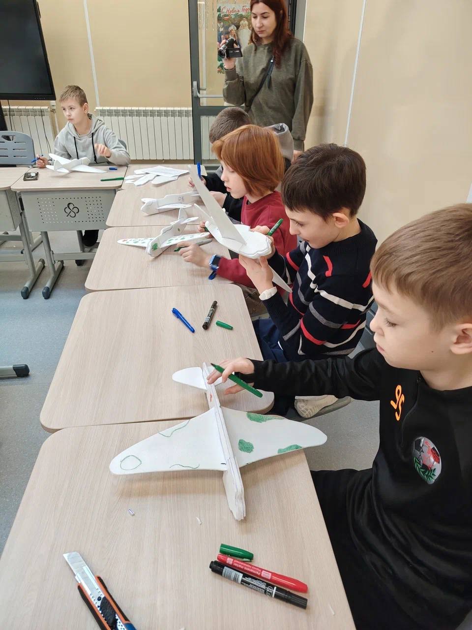 В Образовательном центре «Лидер» для детей участников СВО из городского округа Красногорск волонтерская группа «Берегини СВО Красногорск» организовала экскурсию в музей «Герои неба» В Образовательном центре «Лидер» для детей участников СВО из городского округа Красногорск волонтерская группа «Берегини СВО Красногорск» организовала экскурсию в музей «Герои неба»