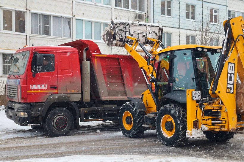 Продолжается плановая расчистка дворов от снега Продолжается плановая расчистка дворов от снега