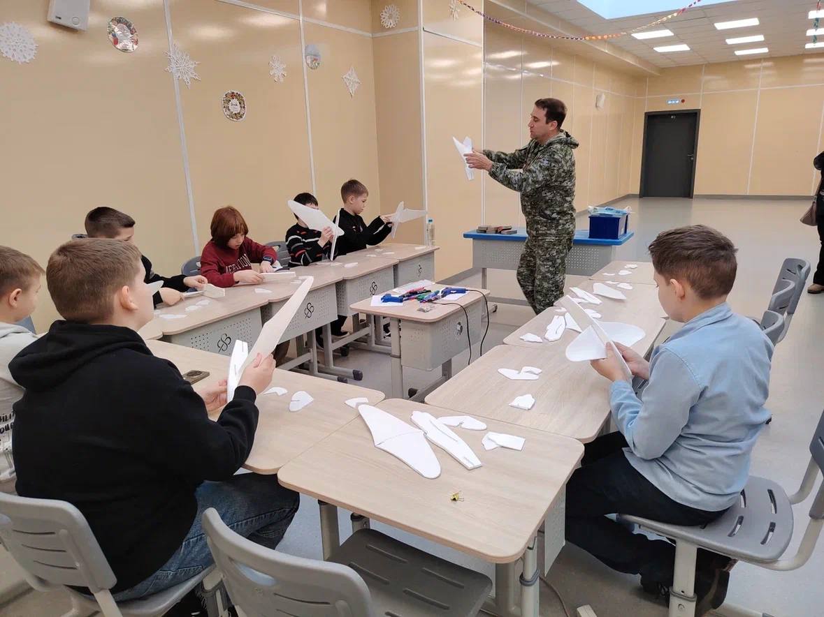 В Образовательном центре «Лидер» для детей участников СВО из городского округа Красногорск волонтерская группа «Берегини СВО Красногорск» организовала экскурсию в музей «Герои неба» В Образовательном центре «Лидер» для детей участников СВО из городского округа Красногорск волонтерская группа «Берегини СВО Красногорск» организовала экскурсию в музей «Герои неба»