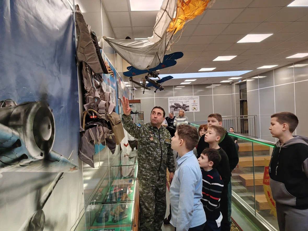 В Образовательном центре «Лидер» для детей участников СВО из городского округа Красногорск волонтерская группа «Берегини СВО Красногорск» организовала экскурсию в музей «Герои неба» В Образовательном центре «Лидер» для детей участников СВО из городского округа Красногорск волонтерская группа «Берегини СВО Красногорск» организовала экскурсию в музей «Герои неба»