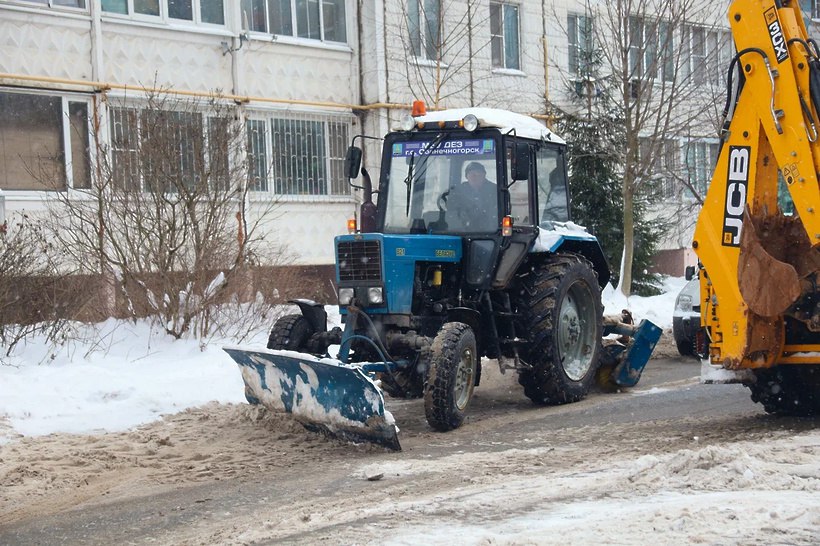 Продолжается плановая расчистка дворов от снега Продолжается плановая расчистка дворов от снега