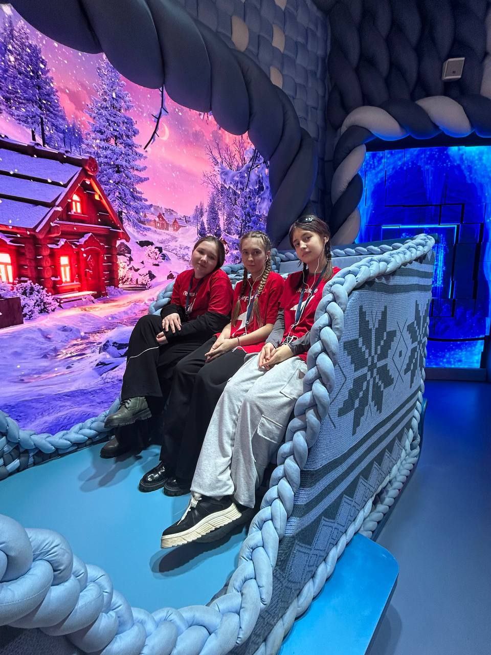 Участники Движения Первых из МБОУ СОШ №3 совершили увлекательное путешествие в мир культуры и творчества, посетив Национальный Центр «Россия» 24 января! Участники Движения Первых из МБОУ СОШ №3 совершили увлекательное путешествие в мир культуры и творчества, посетив Национальный Центр «Россия» 24 января!