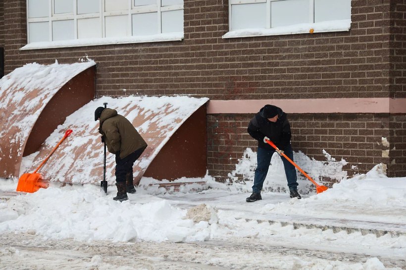 Продолжается плановая расчистка дворов от снега Продолжается плановая расчистка дворов от снега