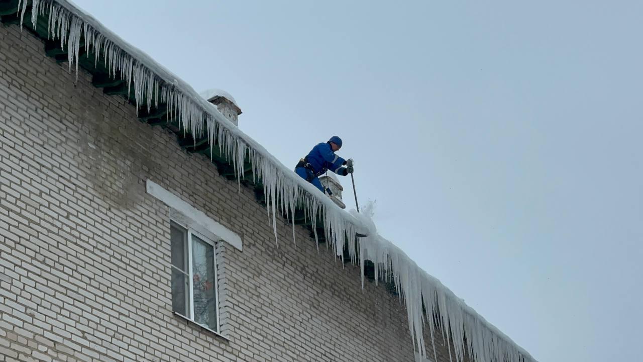 В Домодедово промышленные альпинисты очищают крыши домов от наледи
