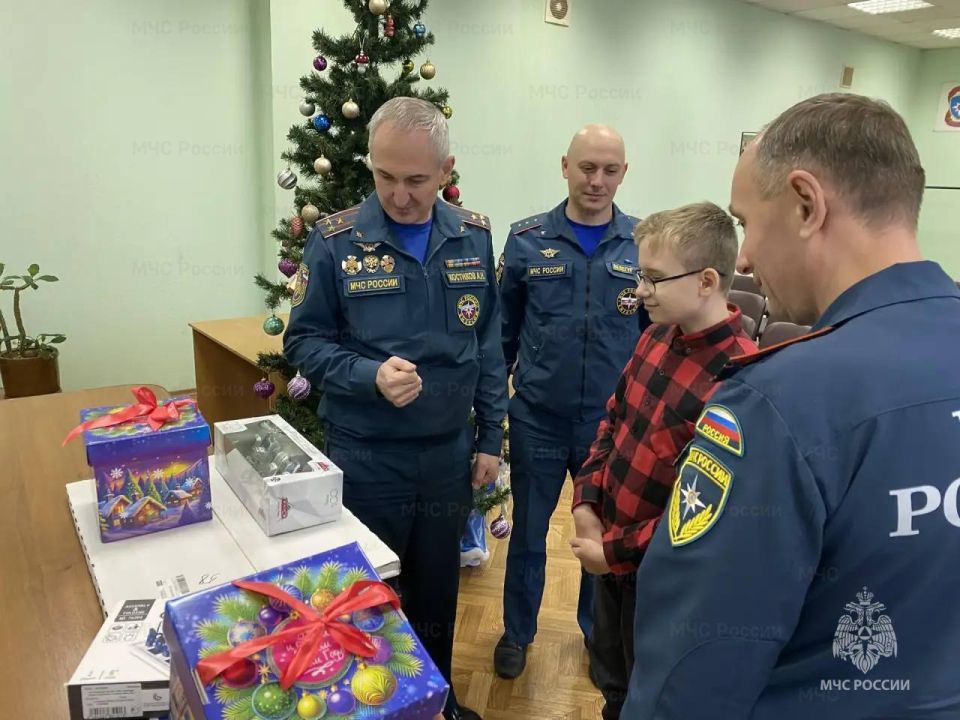 В Балашихе сотрудники МЧС России приняли участие в акции «Ёлка желаний»