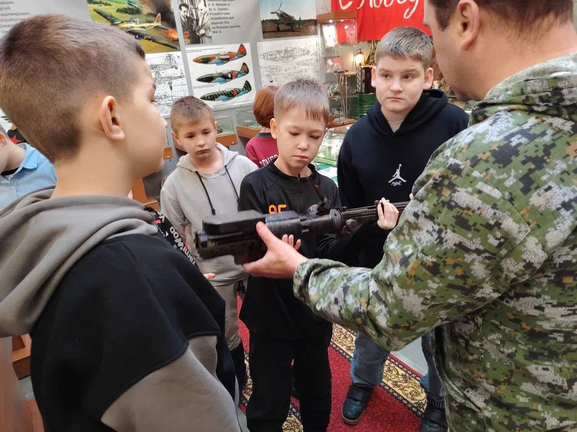 В Образовательном центре «Лидер» для детей участников СВО из городского округа Красногорск волонтерская группа «Берегини СВО Красногорск» организовала экскурсию в музей «Герои неба» В Образовательном центре «Лидер» для детей участников СВО из городского округа Красногорск волонтерская группа «Берегини СВО Красногорск» организовала экскурсию в музей «Герои неба»