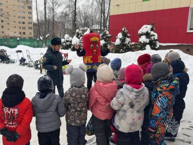 В Красногорске сотрудники МЧС России приехали в гости к малышам с важной миссией