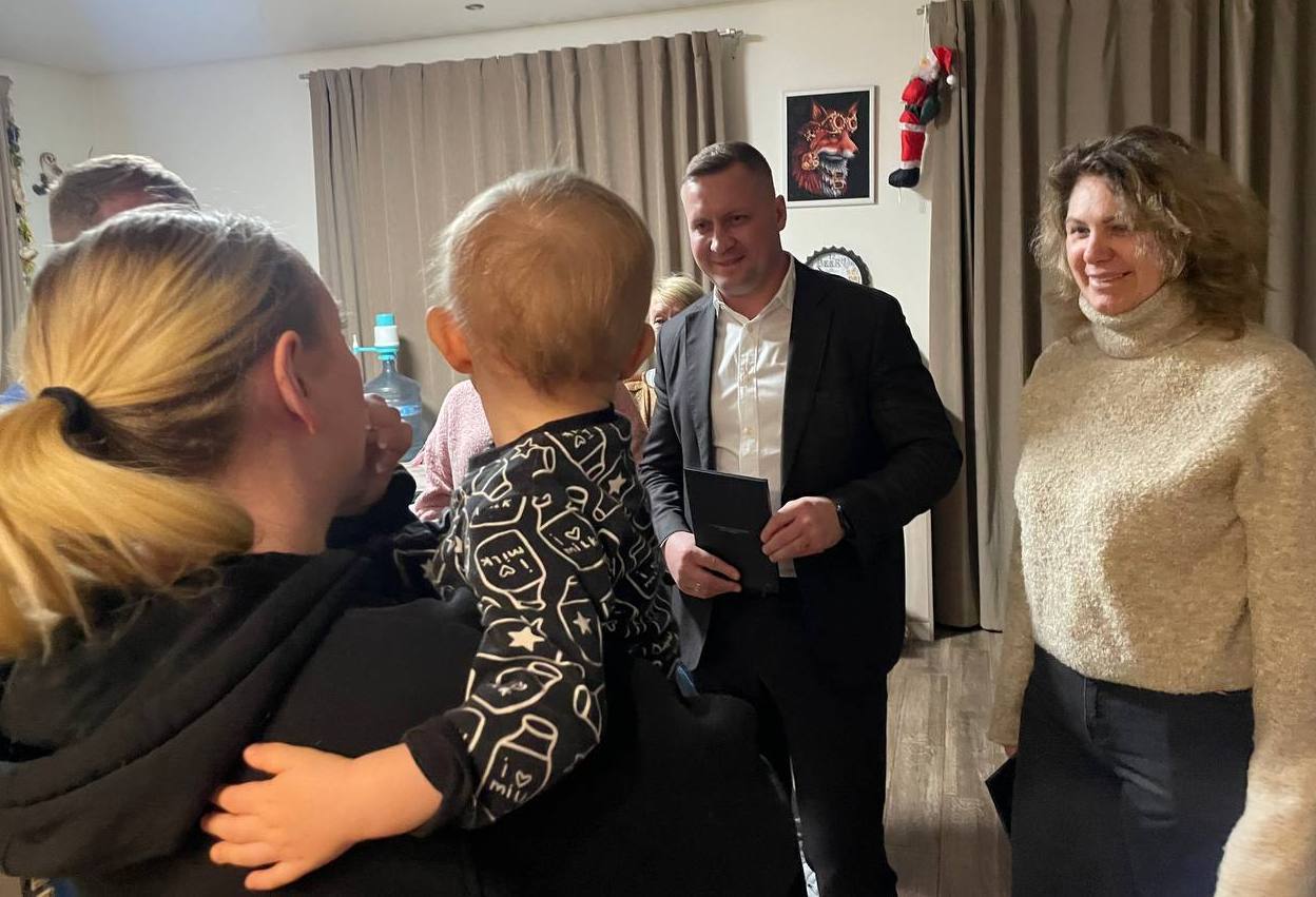 Сегодня встретился с жительницей Жюльверна Алёной, вдовой участника СВО, и ее соседками, Ларисой и Татьяной, которые глубоко погружены в историю поселка и знают все нюансы проблемы Сегодня встретился с жительницей Жюльверна Алёной, вдовой участника СВО, и ее соседками, Ларисой и Татьяной, которые глубоко погружены в историю поселка и знают все нюансы проблемы