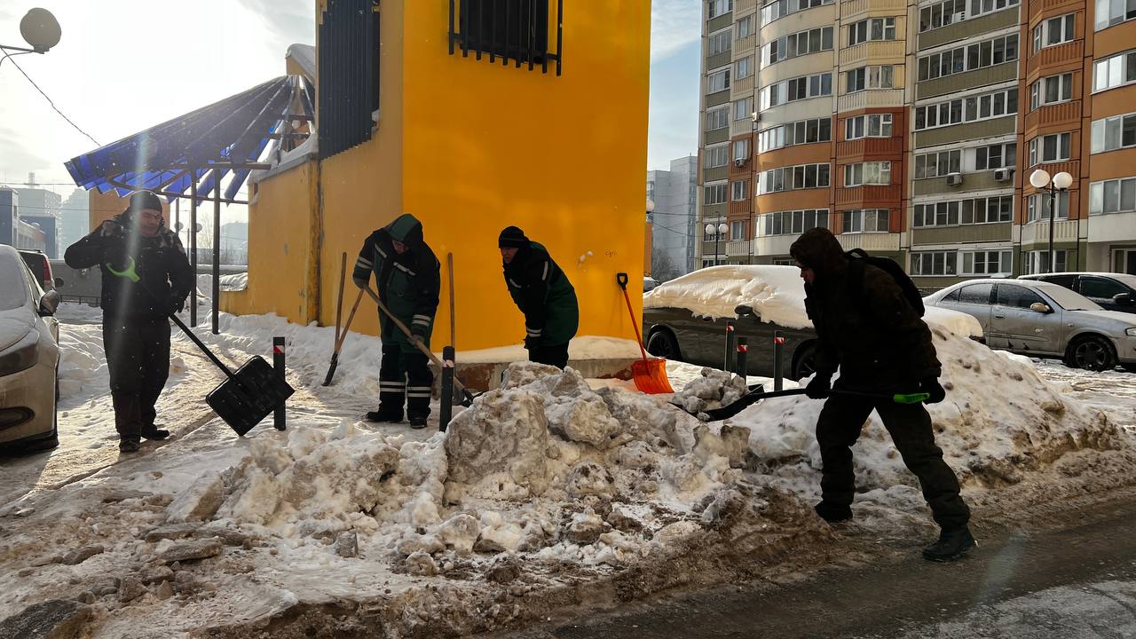 Городские пространства Химок расчищают от снега Городские пространства Химок расчищают от снега