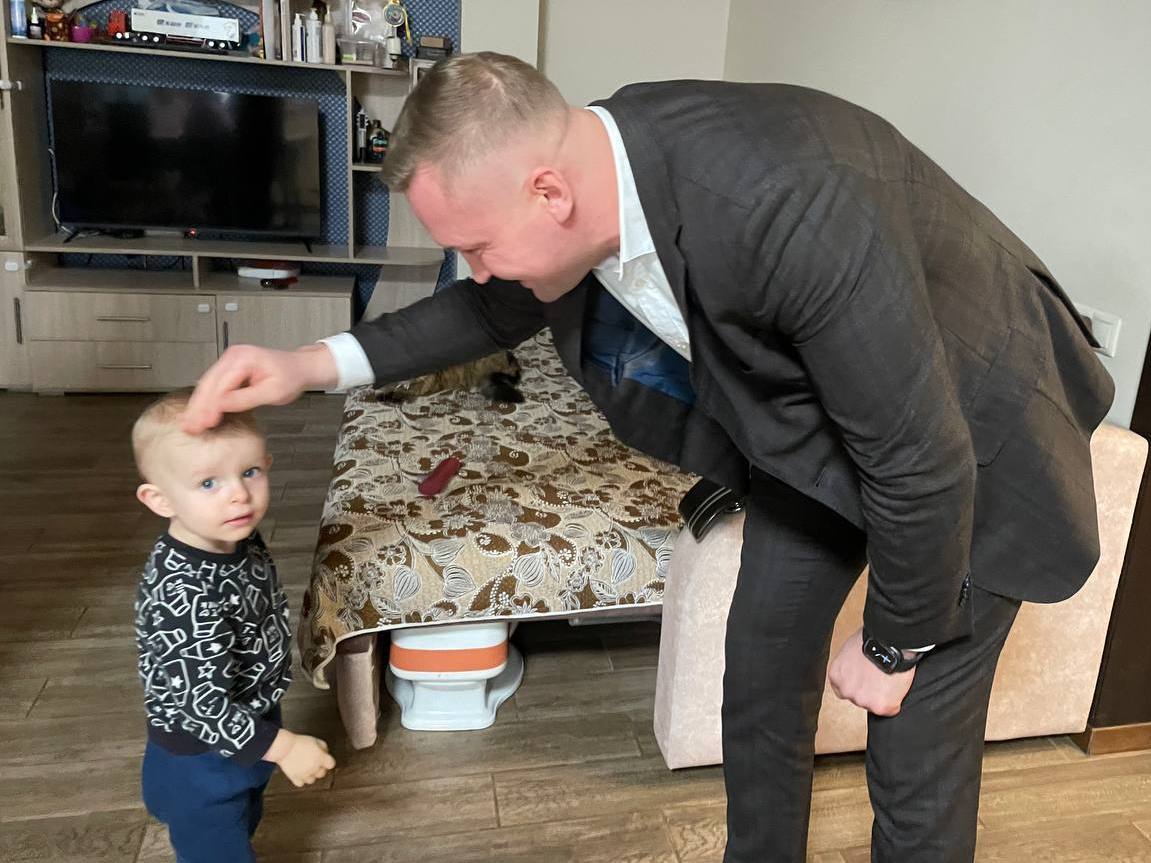 Сегодня встретился с жительницей Жюльверна Алёной, вдовой участника СВО, и ее соседками, Ларисой и Татьяной, которые глубоко погружены в историю поселка и знают все нюансы проблемы Сегодня встретился с жительницей Жюльверна Алёной, вдовой участника СВО, и ее соседками, Ларисой и Татьяной, которые глубоко погружены в историю поселка и знают все нюансы проблемы