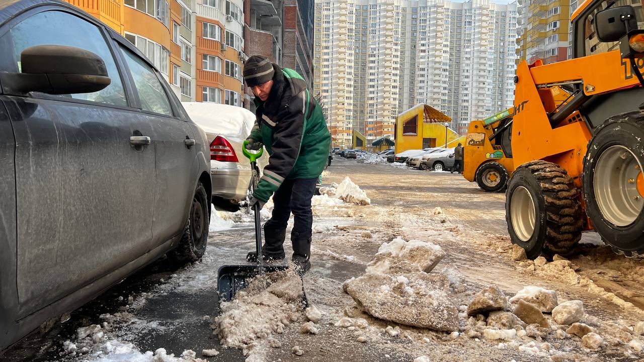 Городские пространства Химок расчищают от снега