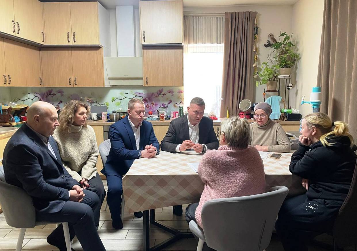 Сегодня встретился с жительницей Жюльверна Алёной, вдовой участника СВО, и ее соседками, Ларисой и Татьяной, которые глубоко погружены в историю поселка и знают все нюансы проблемы