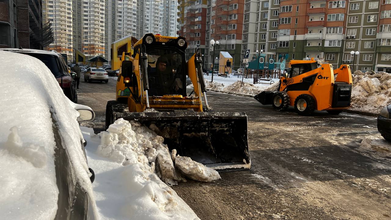 Городские пространства Химок расчищают от снега Городские пространства Химок расчищают от снега