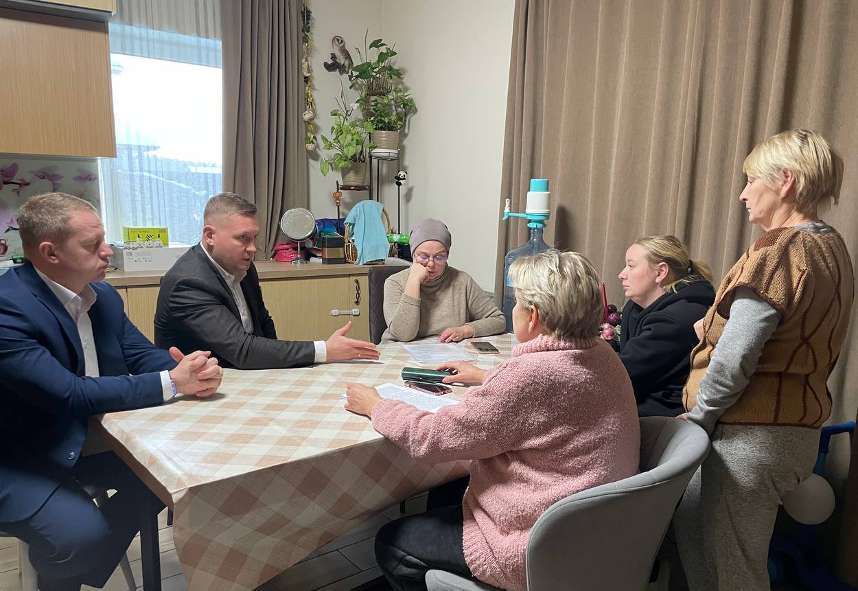 Сегодня встретился с жительницей Жюльверна Алёной, вдовой участника СВО, и ее соседками, Ларисой и Татьяной, которые глубоко погружены в историю поселка и знают все нюансы проблемы Сегодня встретился с жительницей Жюльверна Алёной, вдовой участника СВО, и ее соседками, Ларисой и Татьяной, которые глубоко погружены в историю поселка и знают все нюансы проблемы