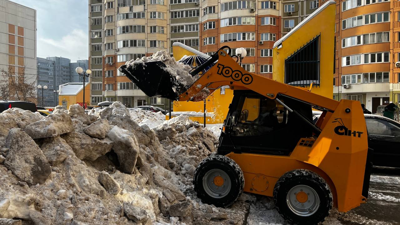 Городские пространства Химок расчищают от снега Городские пространства Химок расчищают от снега