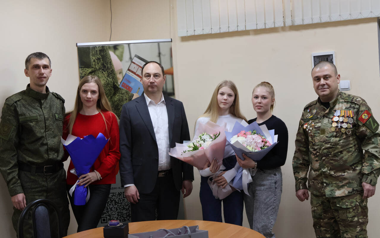 Руководитель муниципалитета встретился с участником СВО, пришедшим в отпуск, и дочерью погибшего ступинского героя Руководитель муниципалитета встретился с участником СВО, пришедшим в отпуск, и дочерью погибшего ступинского героя