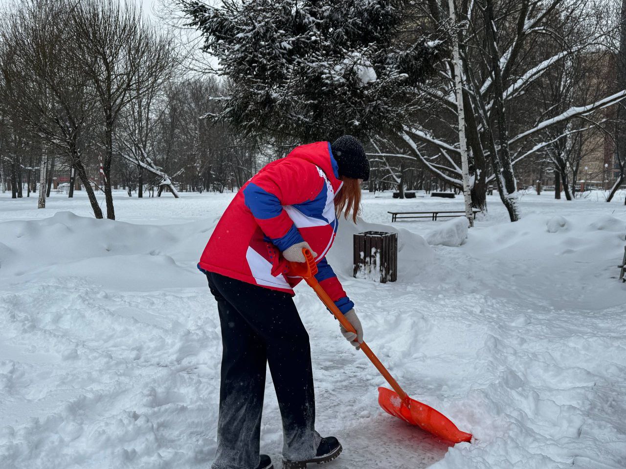 Реутов встретил снегопад во всеоружии: службы и волонтеры работают сообща Реутов встретил снегопад во всеоружии: службы и волонтеры работают сообща