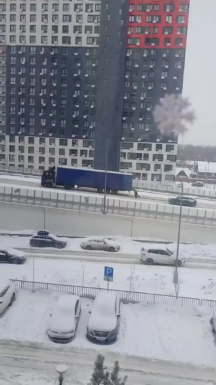 Самый сильный гаишник в мире найден в Реутове — он в одиночку смог затолкать в горку буксующую на скользкой дороге фуру