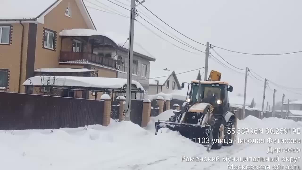 Коммунальные службы Раменского округа продолжают работы по уборке снега спецтехникой и средствами малой механизации