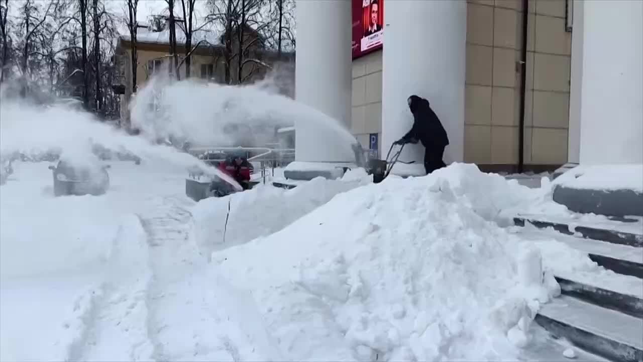 Уборка снега ведётся и возле социальных учреждений округа, к примеру — у Центрального Дворца культуры