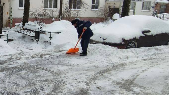 Городские пространства Химок расчищают от снега Городские пространства Химок расчищают от снега