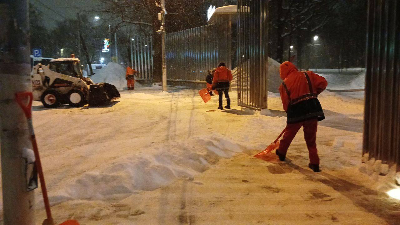Общественные пространства Химок расчищают от снега