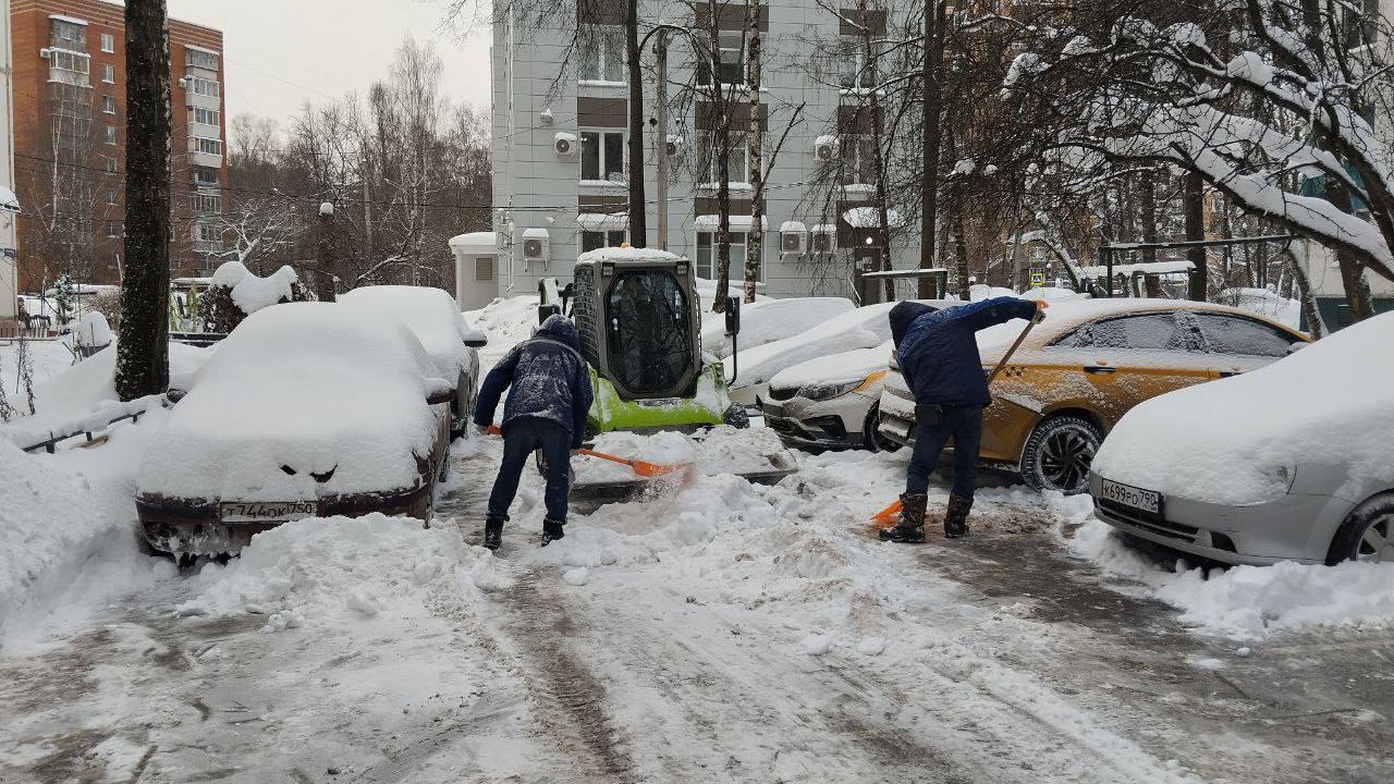 Городские пространства Химок расчищают от снега Городские пространства Химок расчищают от снега