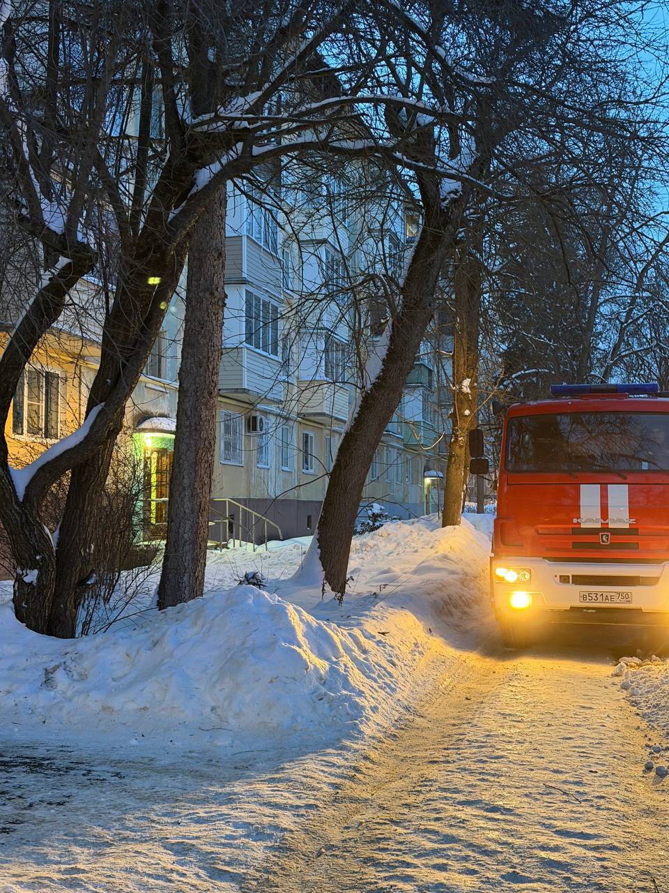 26 января 2026 года пожарно-спасательные подразделения Воскресенска прибыли на вызов к горящей квартире на 5-м этаже дома по ул. Спартака 26 января 2026 года пожарно-спасательные подразделения Воскресенска прибыли на вызов к горящей квартире на 5-м этаже дома по ул. Спартака