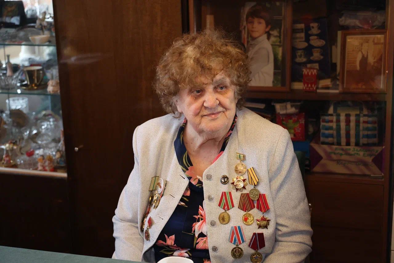 Сергей Юров: Сегодня также навестили Галину Васильевну Клюкину - жительницу нашего города, ребёнка блокадного Ленинграда, и поздравили её с годовщиной полного освобождения города от фашистской блокады Сергей Юров: Сегодня также навестили Галину Васильевну Клюкину - жительницу нашего города, ребёнка блокадного Ленинграда, и поздравили её с годовщиной полного освобождения города от фашистской блокады