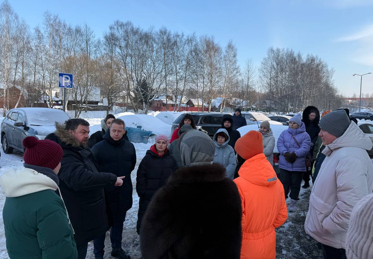 Уполномоченный главы Пушкинского Нина Ушакова и председатель Совета депутатов Артем Садула вновь навестили жителей ЖК «Весна»