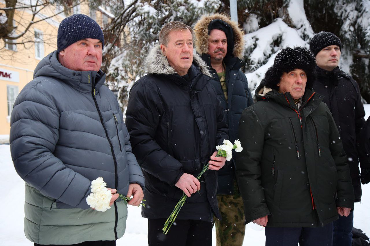 Алексей Малкин: В рамках партпроекта Единой России «Историческая память» сегодня у мемориала «Вечный огонь» прошла памятная акция, посвящённая Дню снятия блокады Ленинграда Алексей Малкин: В рамках партпроекта Единой России «Историческая память» сегодня у мемориала «Вечный огонь» прошла памятная акция, посвящённая Дню снятия блокады Ленинграда