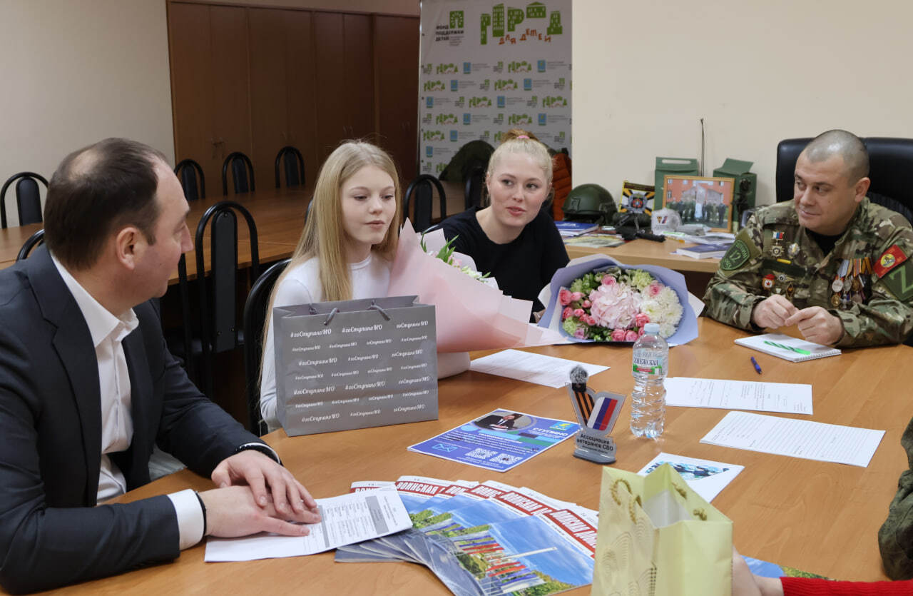 Руководитель муниципалитета встретился с участником СВО, пришедшим в отпуск, и дочерью погибшего ступинского героя Руководитель муниципалитета встретился с участником СВО, пришедшим в отпуск, и дочерью погибшего ступинского героя