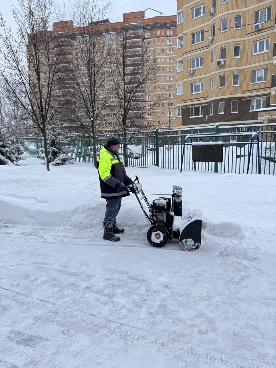 Дорога к знаниям и здоровью: в Долгопрудном очищают от снега территории школ и поликлиник Дорога к знаниям и здоровью: в Долгопрудном очищают от снега территории школ и поликлиник