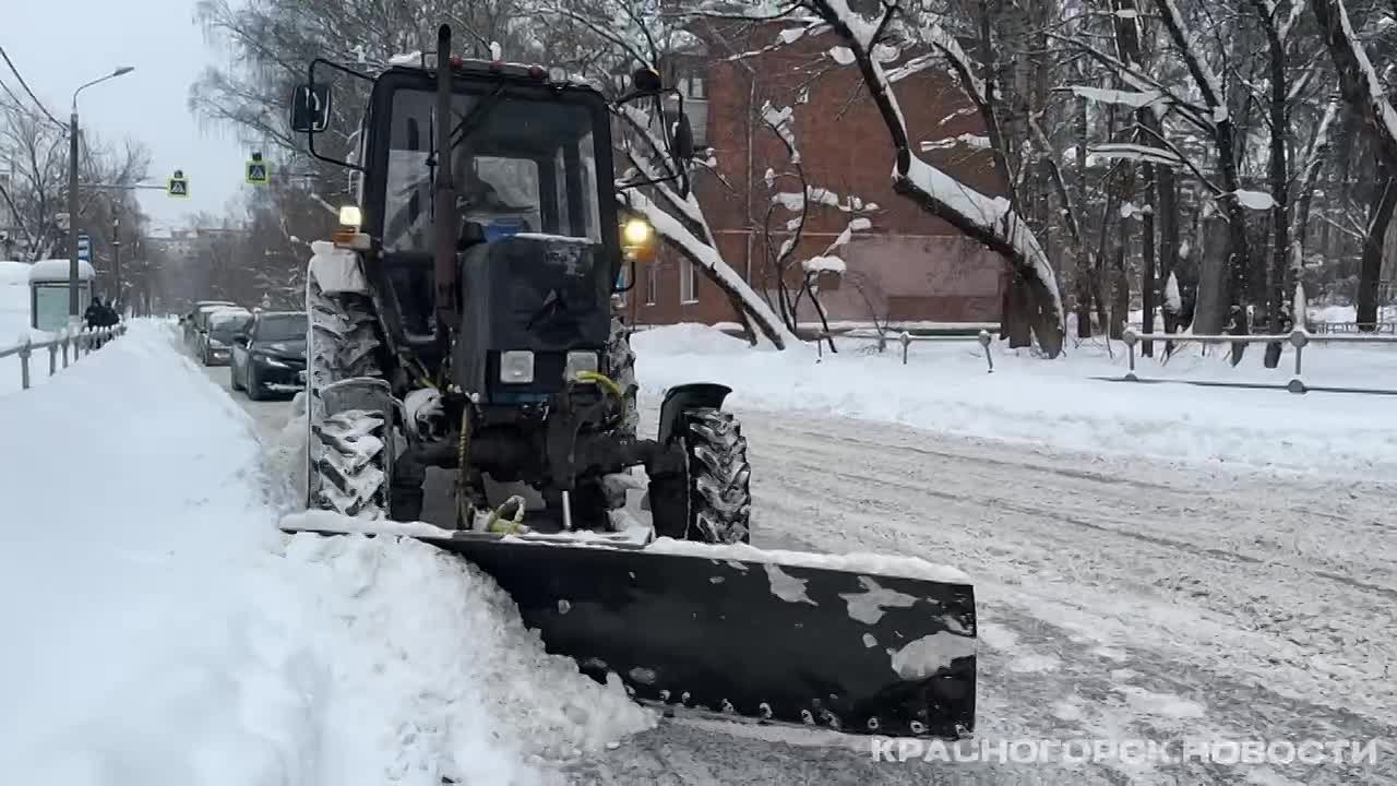 Дорожно-коммунальные службы Красногорска продолжают борьбу со снегом, охватившую весь городской округ