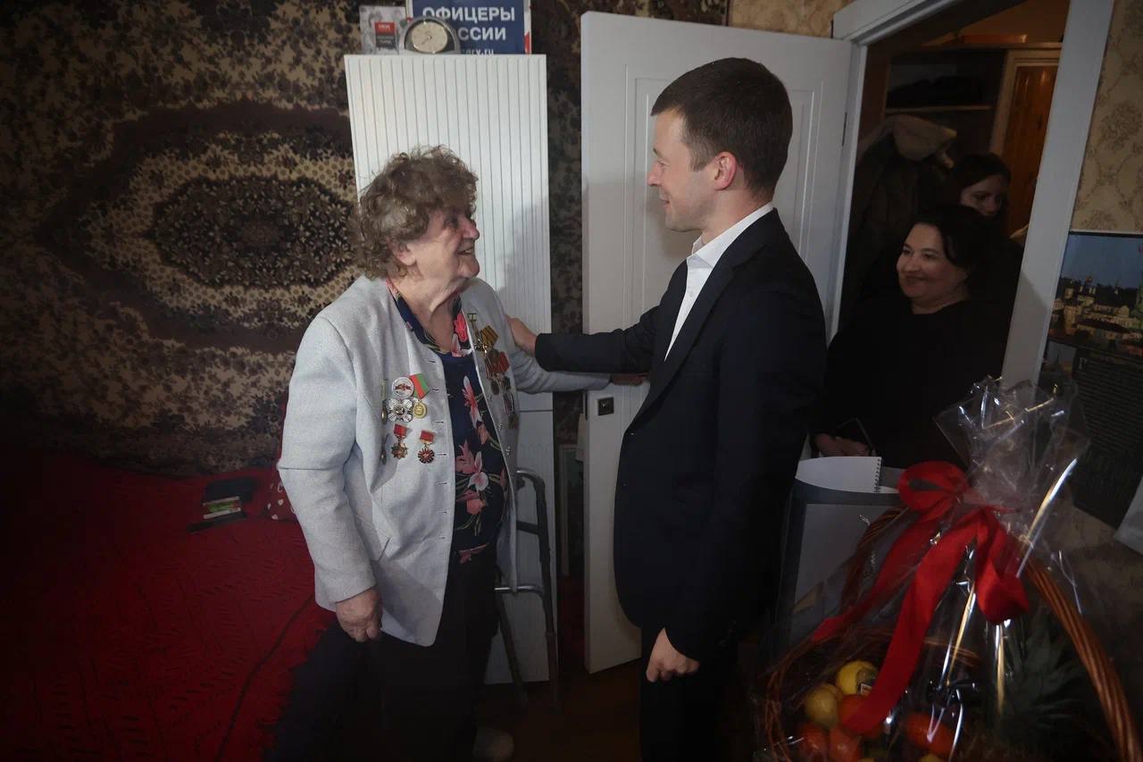 Сергей Юров: Сегодня также навестили Галину Васильевну Клюкину - жительницу нашего города, ребёнка блокадного Ленинграда, и поздравили её с годовщиной полного освобождения города от фашистской блокады Сергей Юров: Сегодня также навестили Галину Васильевну Клюкину - жительницу нашего города, ребёнка блокадного Ленинграда, и поздравили её с годовщиной полного освобождения города от фашистской блокады