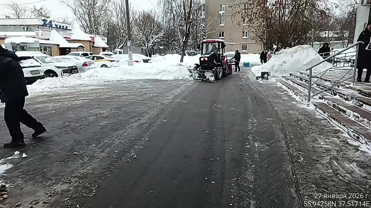 Дорога к знаниям и здоровью: в Долгопрудном очищают от снега территории школ и поликлиник