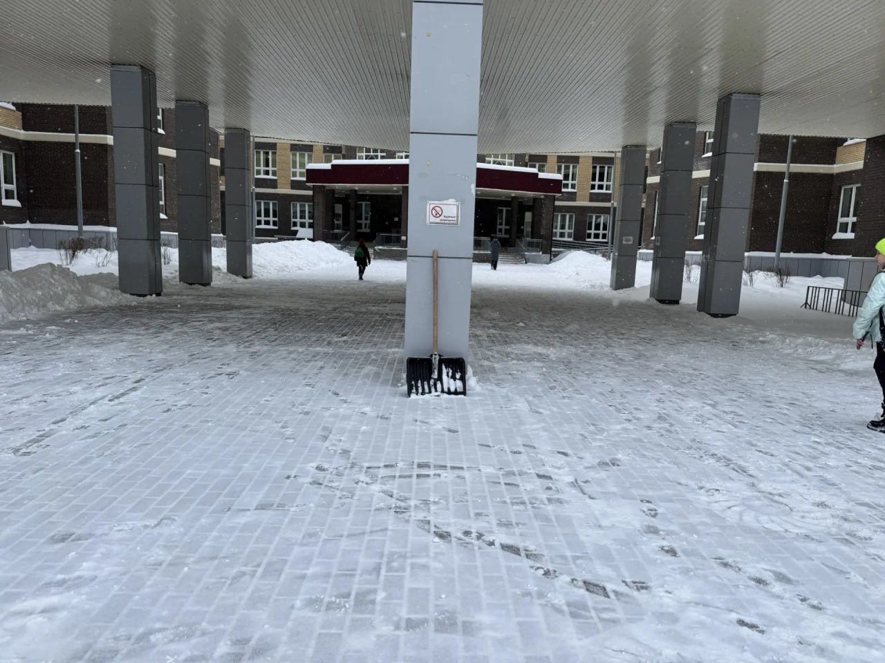 Дорога к знаниям и здоровью: в Долгопрудном очищают от снега территории школ и поликлиник Дорога к знаниям и здоровью: в Долгопрудном очищают от снега территории школ и поликлиник